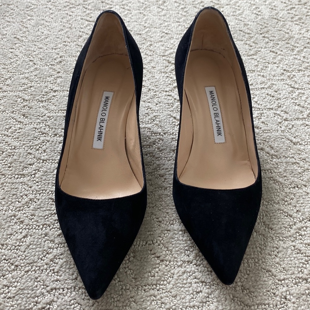 Manolo Blahnik black suede pumps size 37 heel 2in